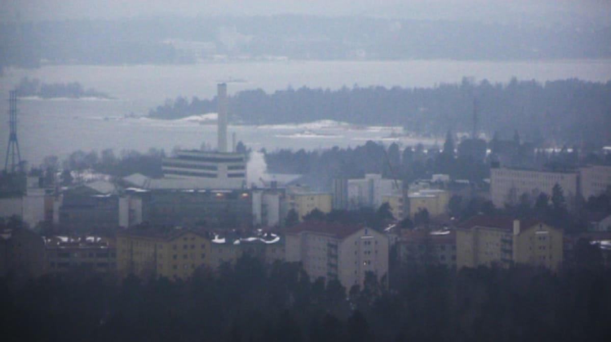 Lämpövoimalaitoksesta nousee savua tornikameran tallentamassa kuvassa