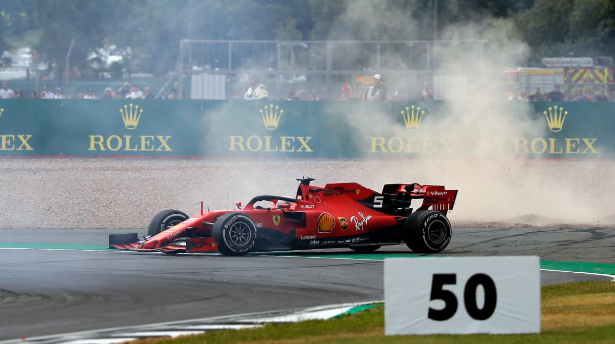 Sebastian Vettel kolaroi Silverstonessa.