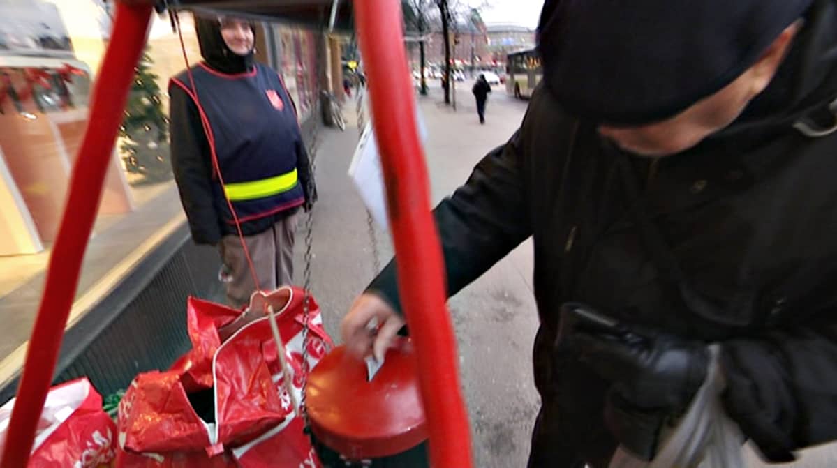 Joulupatakeräys Hakaniemessä.