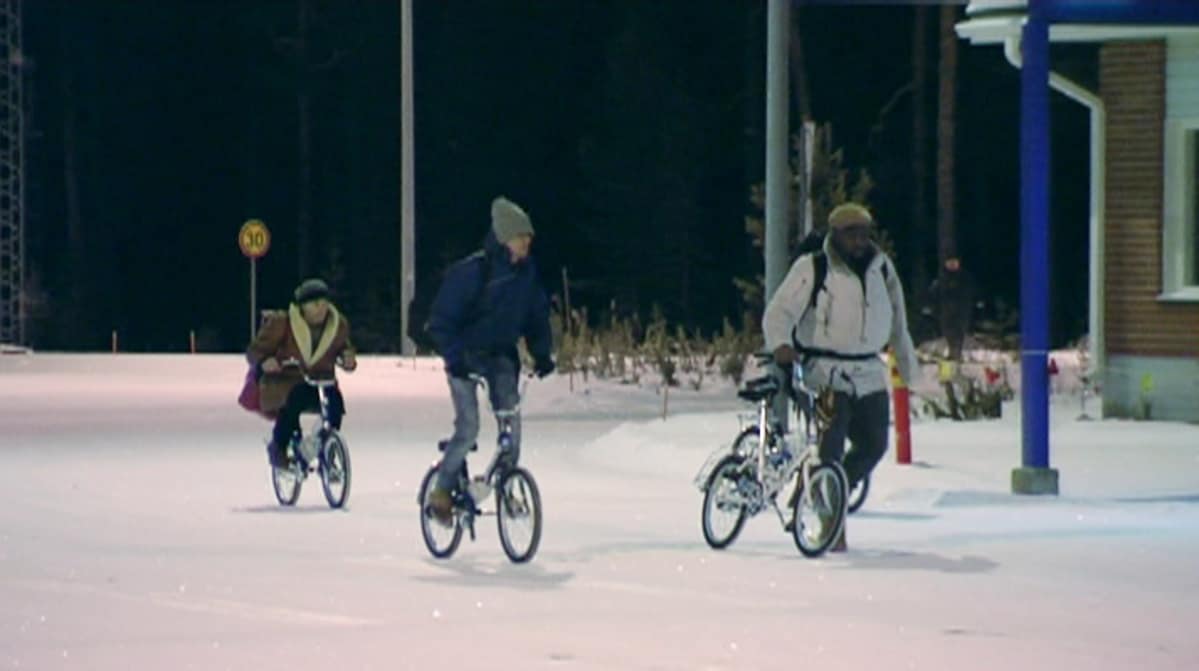 Turvapaikanhakijoita saapumassa polkupyörillä Raja-Joosepin rajanylityspaikalle Venäjän puolelta aiemmin tänä vuonna (2015).