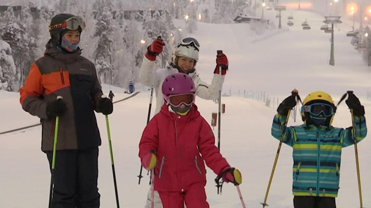 Juulin perhe on laskettelemassa Pyhätunturilla
