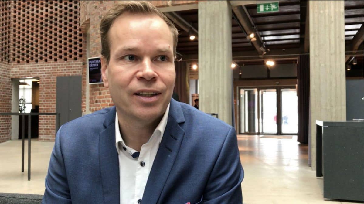 mies istuu isolla aukiolla