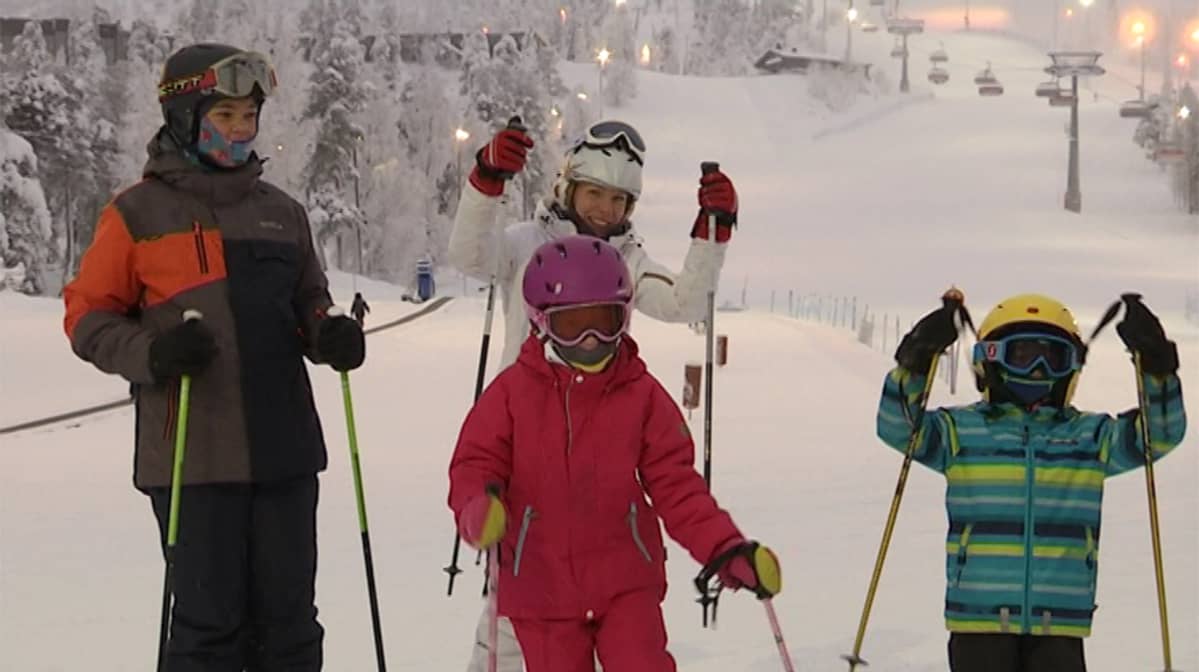 Juulin perhe on laskettelemassa Pyhätunturilla