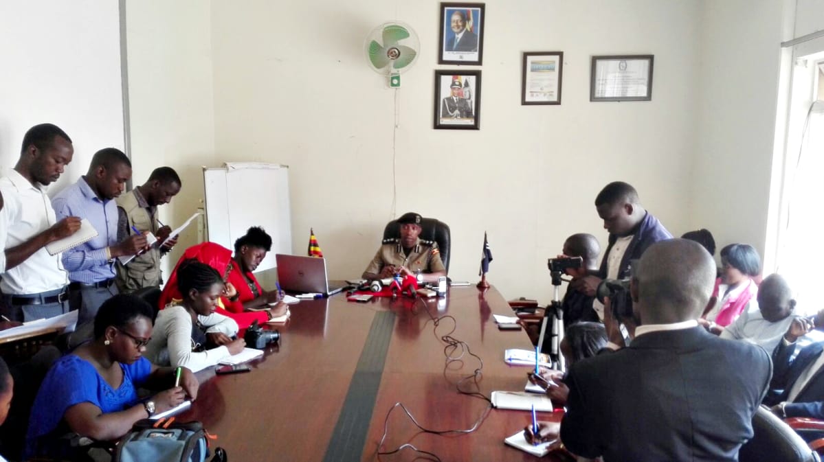 Ugandan poliisin tiedottaja Emilian Kayima tiedotustilaisuudessa Kampalassa 19. helmikuuta.