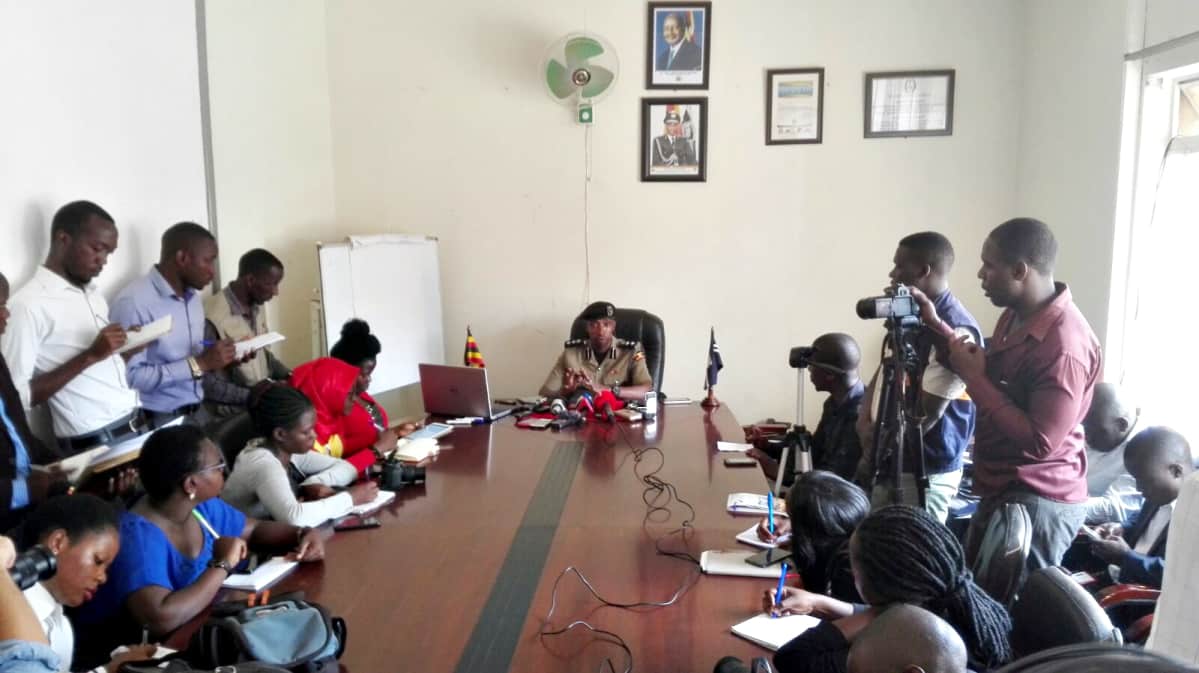 Ugandan poliisin tiedottaja Emilian Kayima tiedotustilaisuudessa Kampalassa 19. helmikuuta.