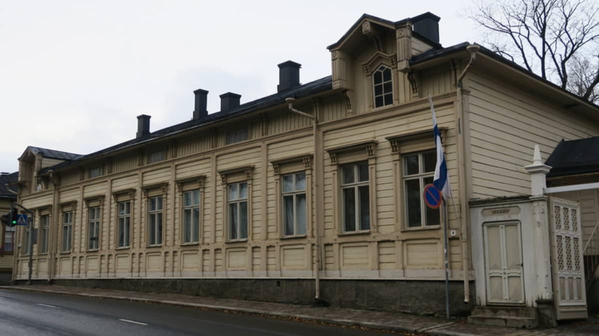 Vanha puinen talo