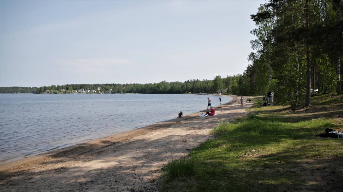 Ihmisiä uimarannalla.