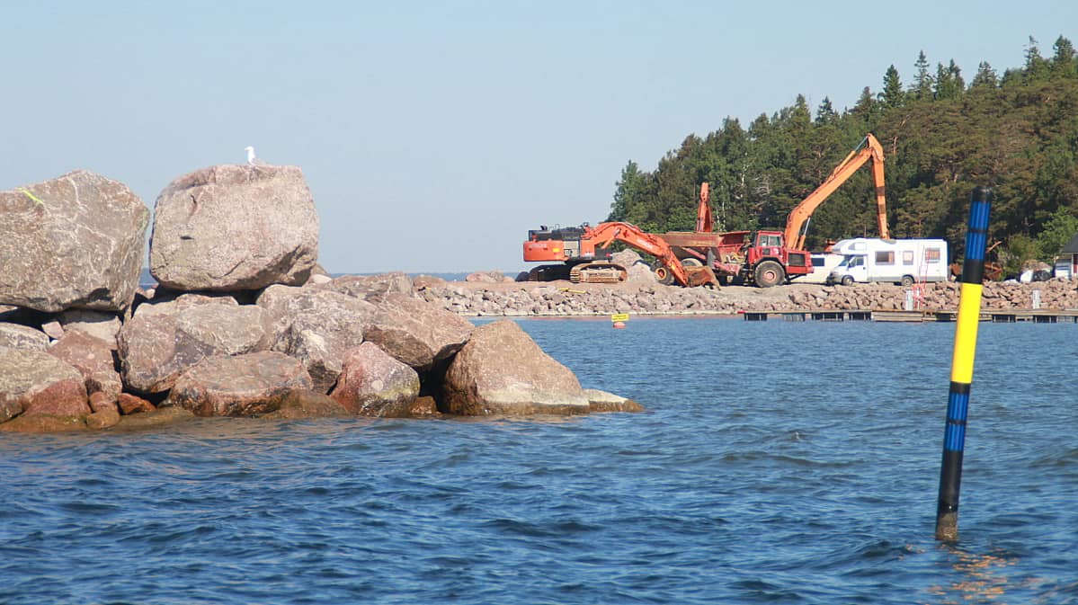 Kaunissaaren vierasveneiden satama-allas, aallonmurtaja, kaivinkoneita