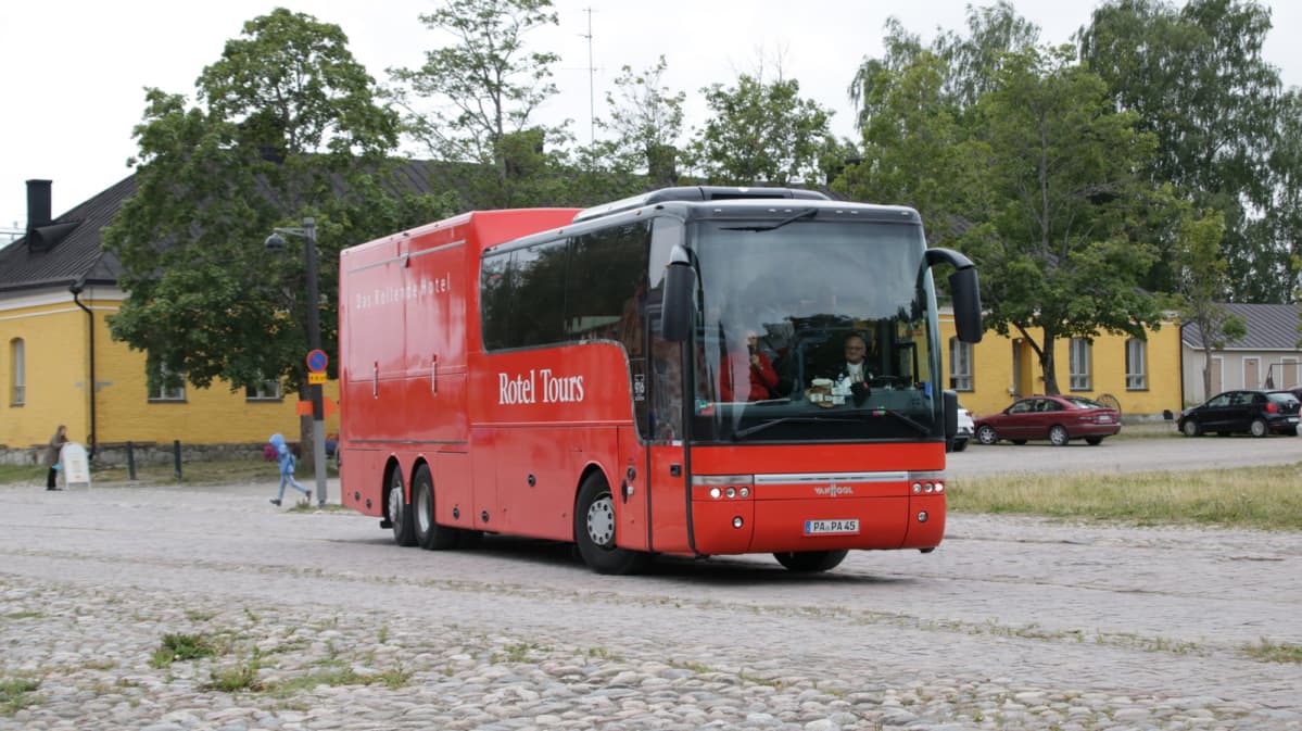 Linja-auto ajaa Linnoituksen tietä pitkin