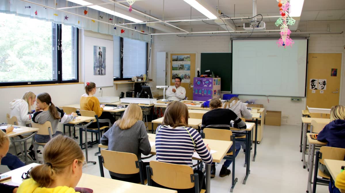Opettaja opettaa