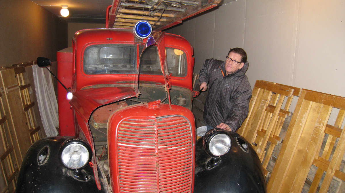 Riihimäen kaupunginmuseoon hankittu vanha paloauto ja Jorma Höök.