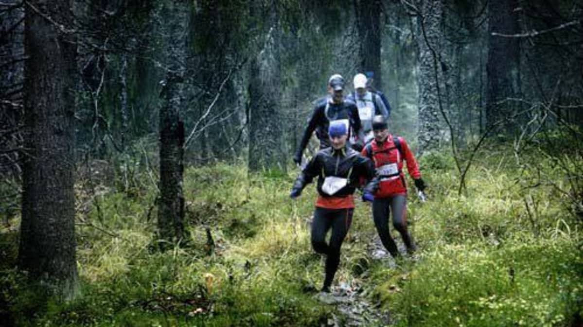 Juoksijoita Vaarojen Maratonilla.