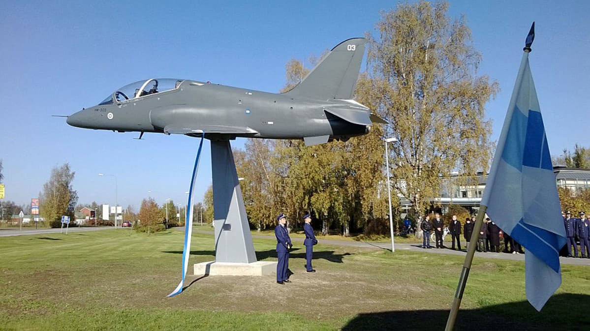 Hawk-muistomerkki paljastettiin Kauhavalla lokakuun ensimmäisenä päivänä 2014.