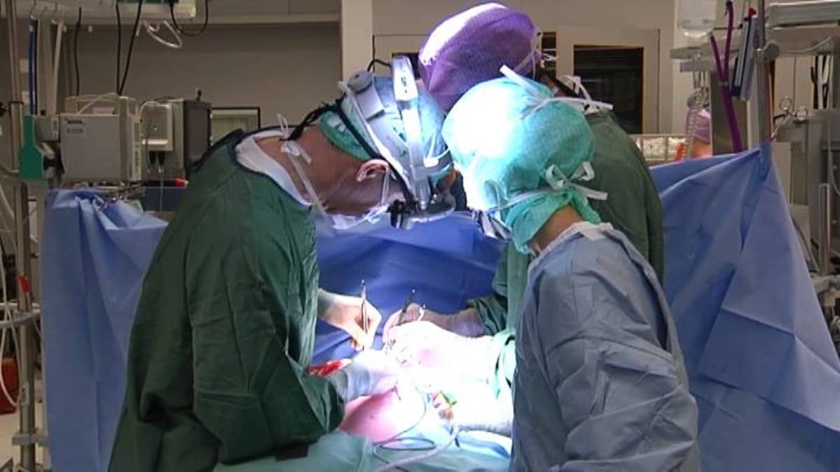 Lapsen sydänleikkaus meneillään Lastenklinikalla.