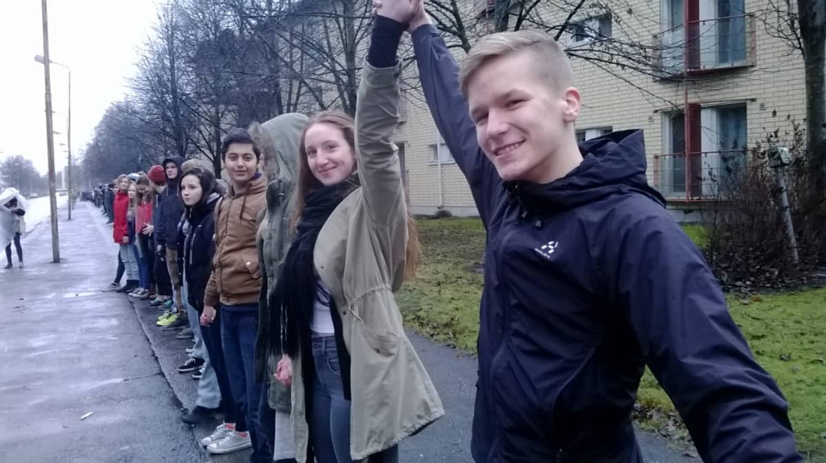 Oppilaiden muodostama ihmisketju Seinäjoella.