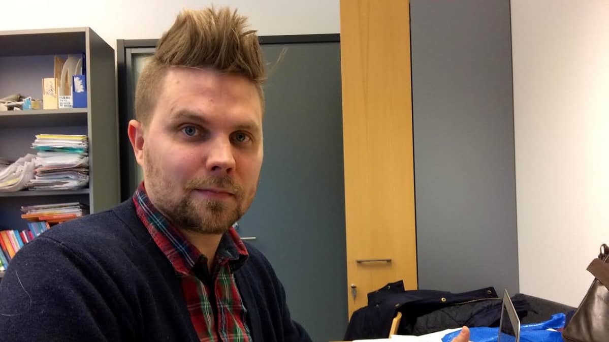 Markus Kaakinen työhuoneessaan