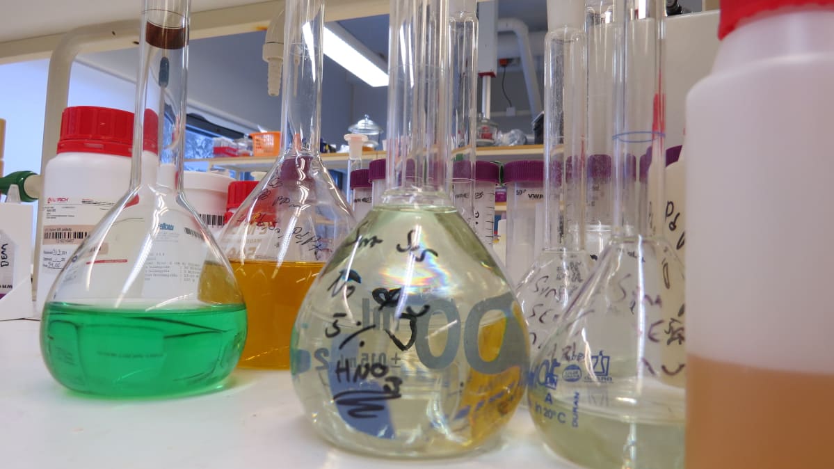 Liuospulloja kemian laboratoriossa