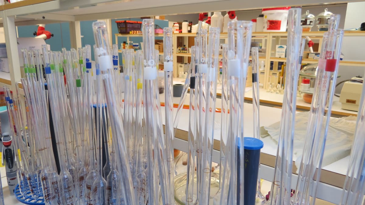 Koeputkia laboratorion pöydällä