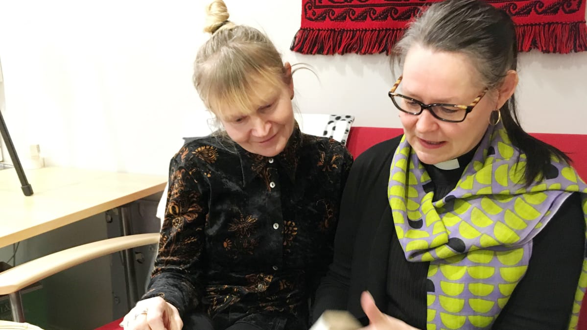Anne Ballini ja sairaalapastori Jaana Rautio-Wacklin