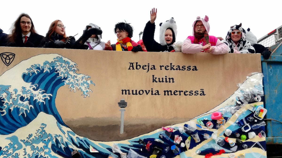 Penkkarilakana jossa teksti "Abeja rekassa kuin muovia meressä"