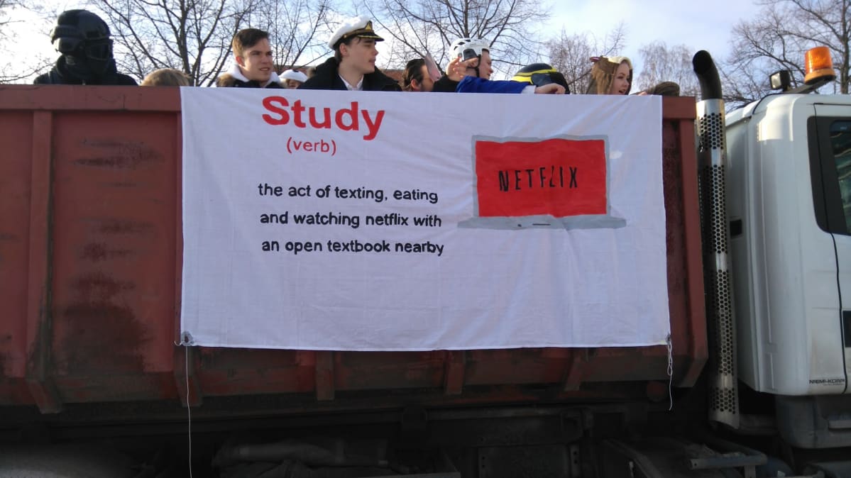 Kotkalaisessa penkkarilakanassa viitataan Netflixiin
