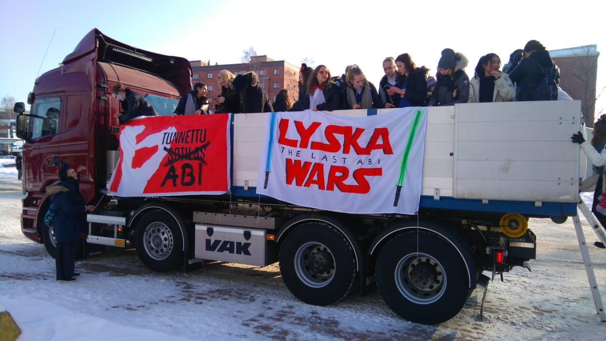 Kotkan lyseon penkkarirekassa viitataan Tuntemattomaan sotilaaseen sekä Tähtien sotaan.