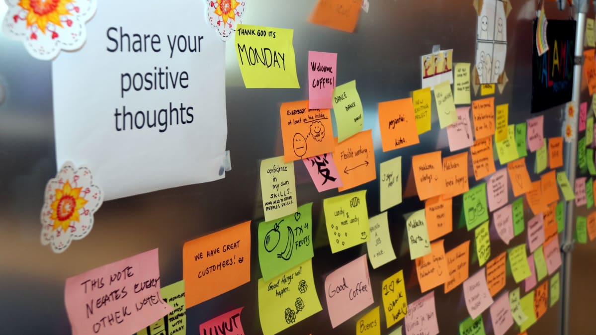 Post it -lappuja seinällä Valamis-yrityksen toimistolla.