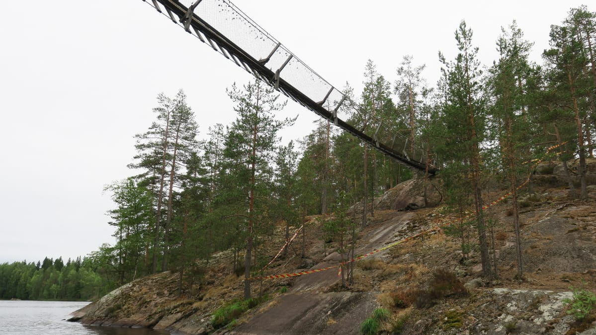 Lapinsalmen riippusilta Repoveden kansallispuistossa, sillan kannatinankkuri pettänyt