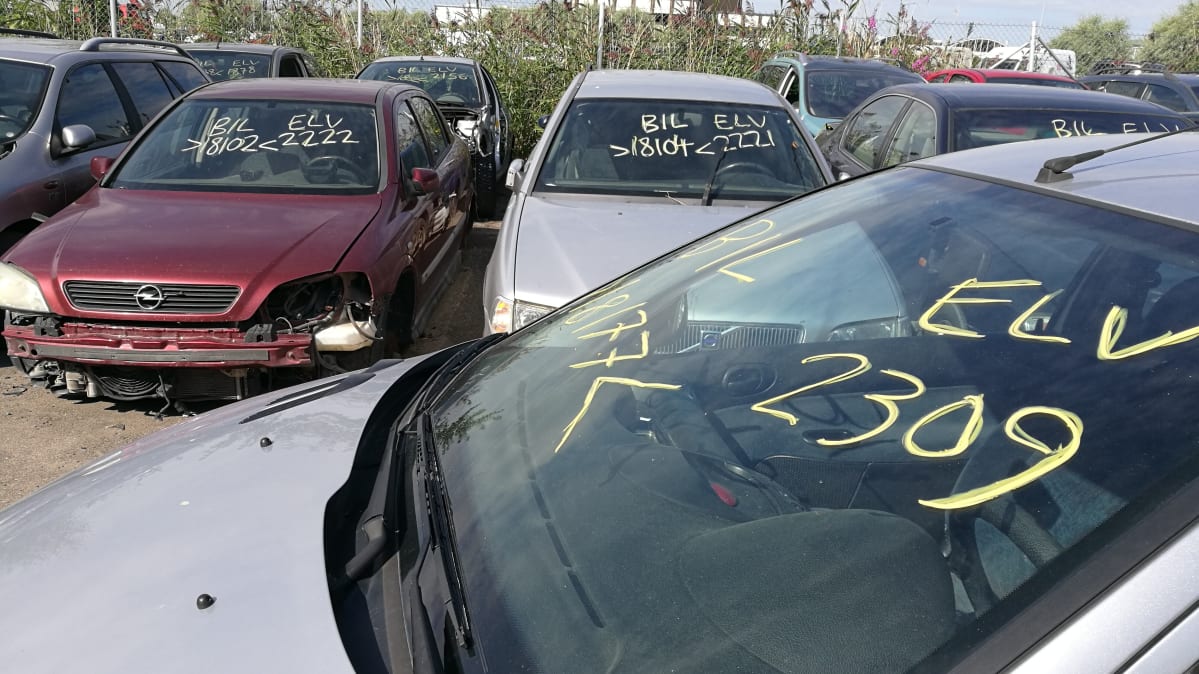Romutukseen menevät autot merkitään koodeilla tuulilasiin.