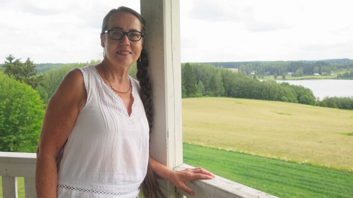 Katariina Pylsy maisemakahvilan parvekkeella.