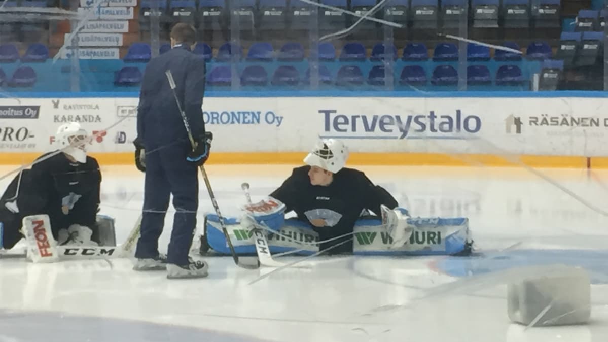 Pelicansin maalivahdit Juho Olkinuori ja Jakub Skarek harjoituksissa