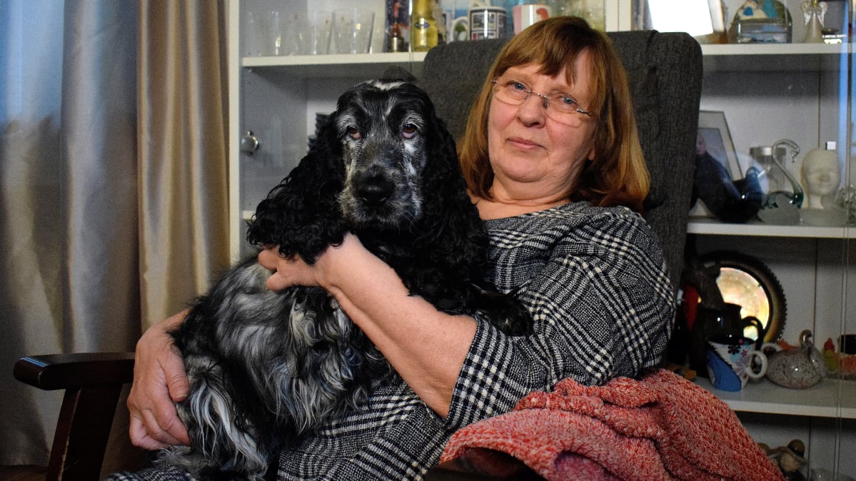 Aila Tarkiainen koira sylissään