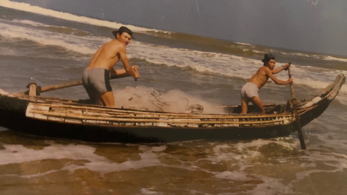 vietnamilaisia kalastusveneessä
