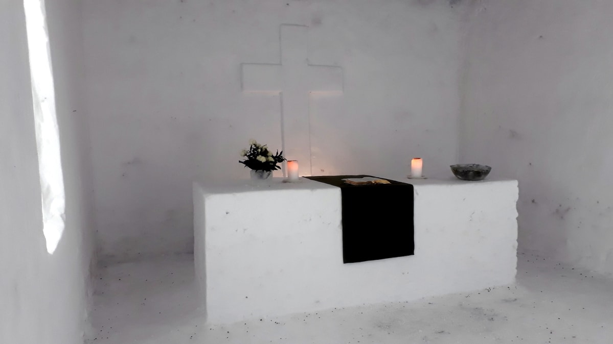 lumikirkko ja alttari