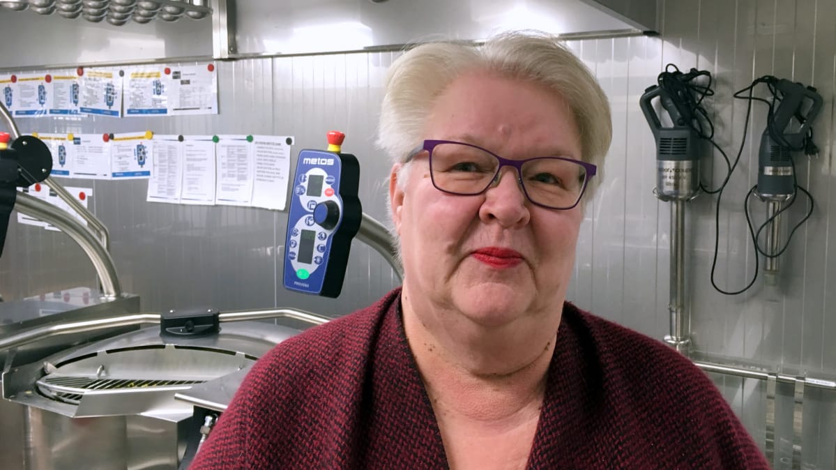 Ruokapalvelupäällikkö Pirjo Partanen Kontiolahden terveyskeskuksen valmistuskeittiössä.