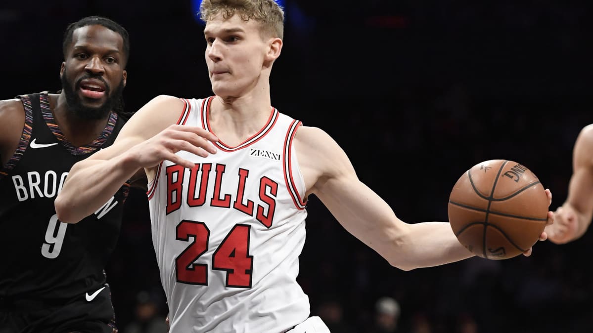 Lauri Markkanen pelaamassa