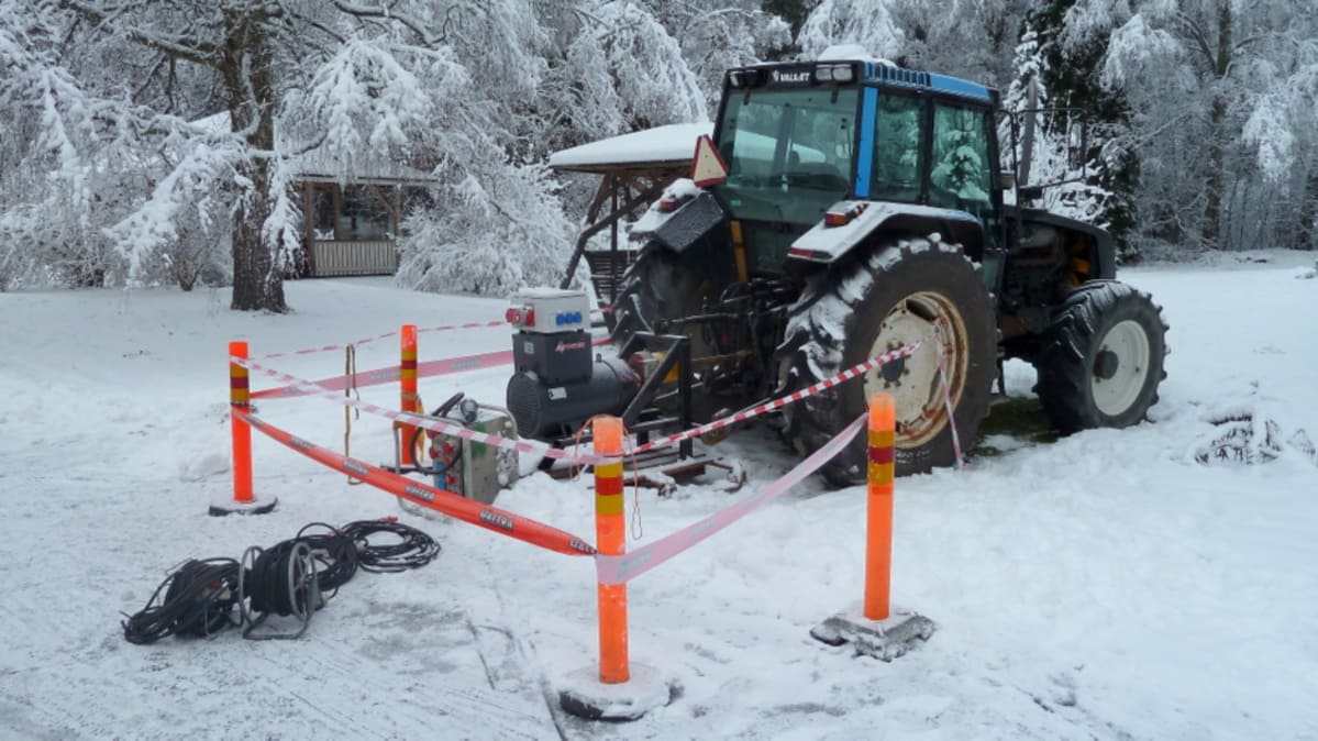Aggregaatti traktorin perässä