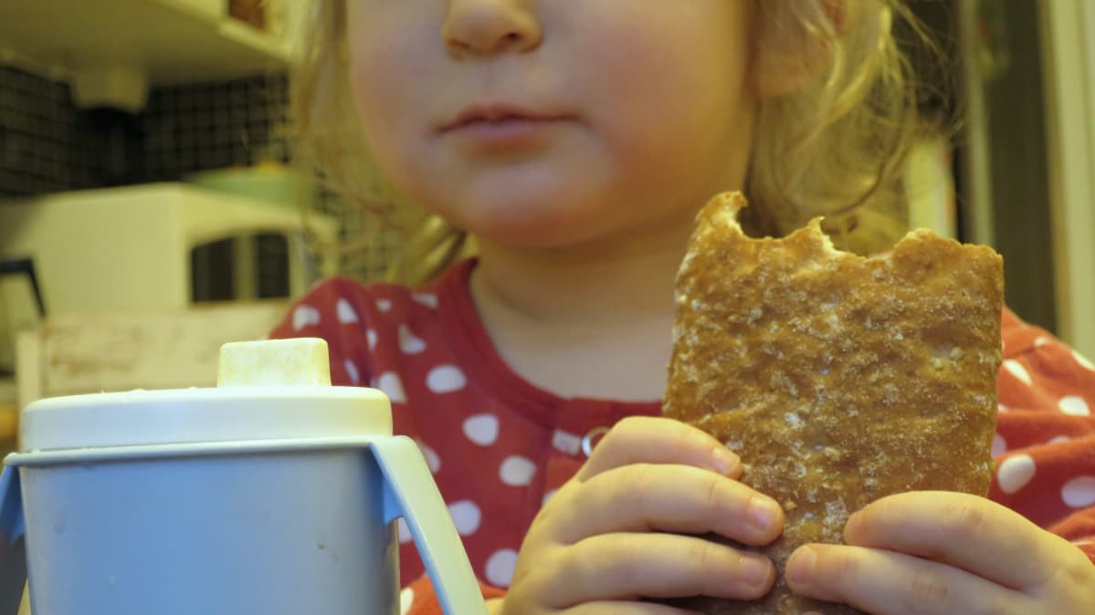 Lapsi syö leipää