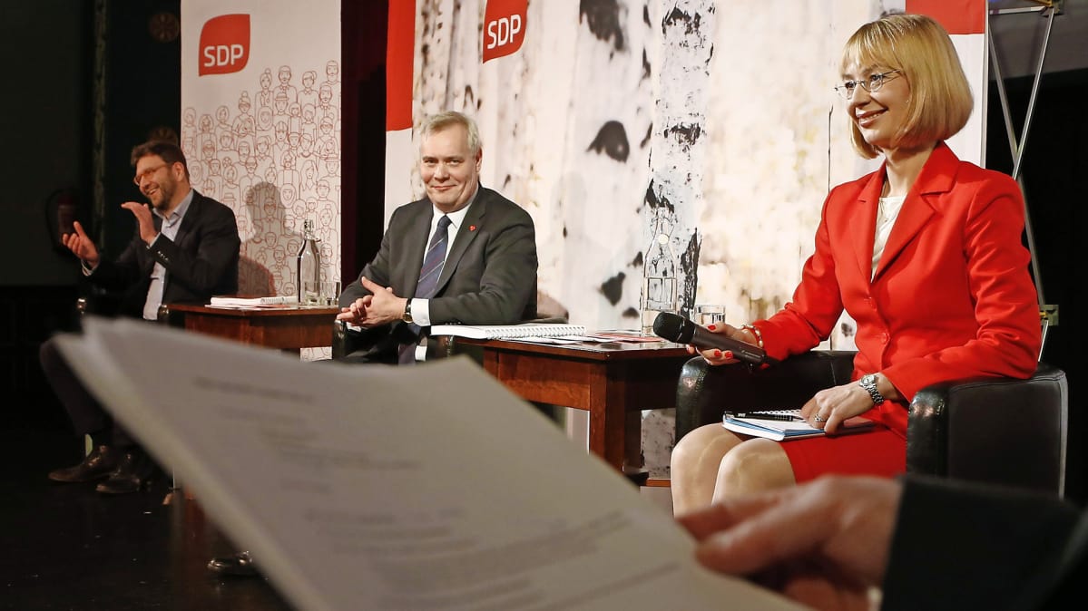 Timo Harakka, Antti Rinne ja Tytti Tuppurainen SDP:n puheenjohtajaehdokkaiden yhteiskeskustelussa Tampereen Työväentalolla.