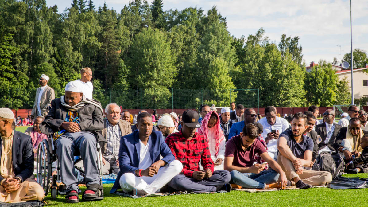 Oulunkylän liikuntapuiston urheilukenttä täyttyi rukoukseen osallistujista