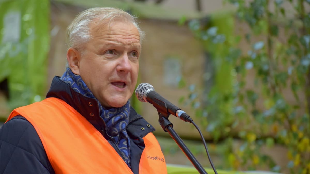 Suomen pankin johtokunnan jäsen Olli Rehn pitää puhetta Versowoodilla Mikkelin Otavassa.