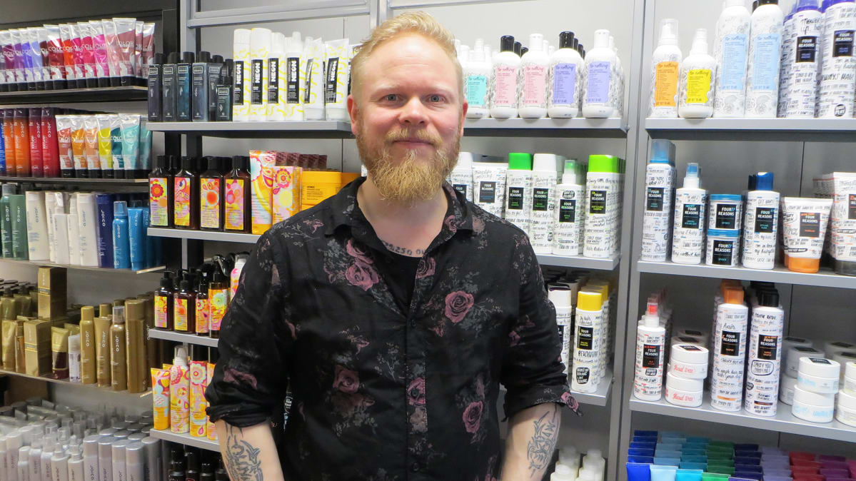 Yrittäjä, parturi-kampaaja Mikko Anttila.