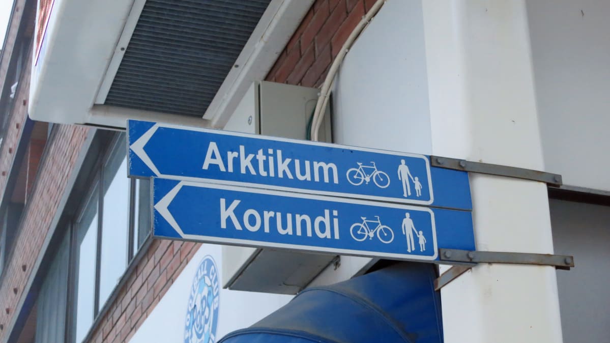 Kyltit Arktikumiin ja Korundiin Porokulmassa Rovaniemellä.
