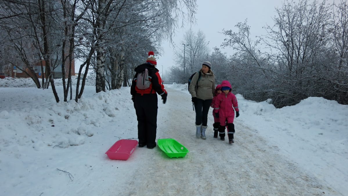 Turistit matkalla Arktikumiin.