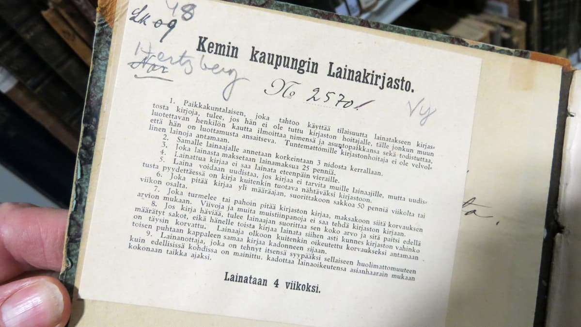 Ohjeistus lainaajalle vanhan kirjan sisällä