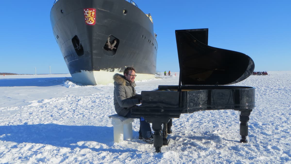 Sveitsiläinen pianisti Gabriel Arnold Perämeren jäällä.