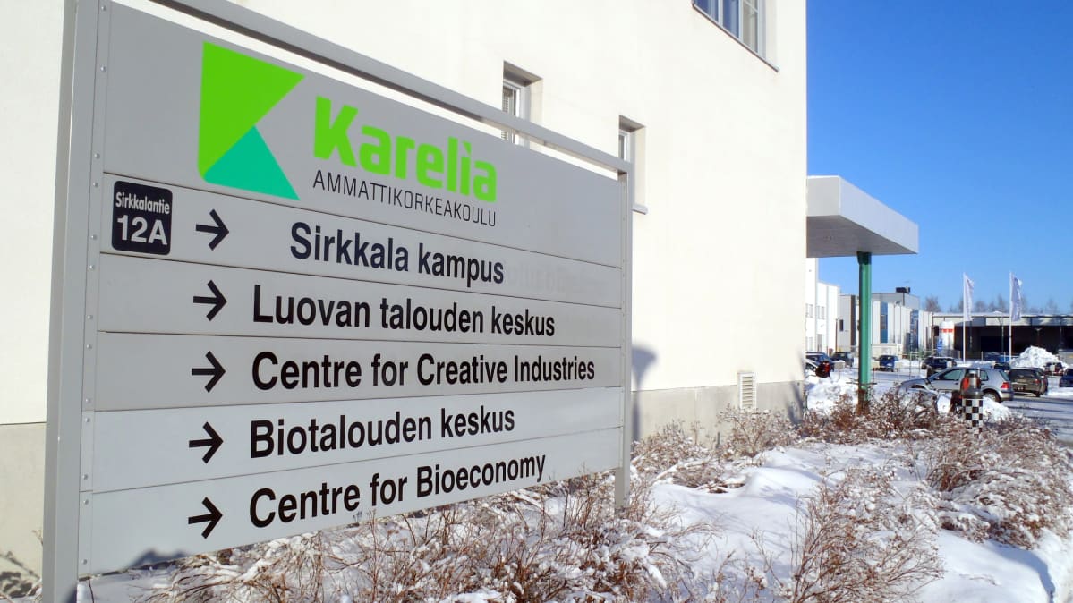 Karelia ammattikorkeakoulun opastekyltti.