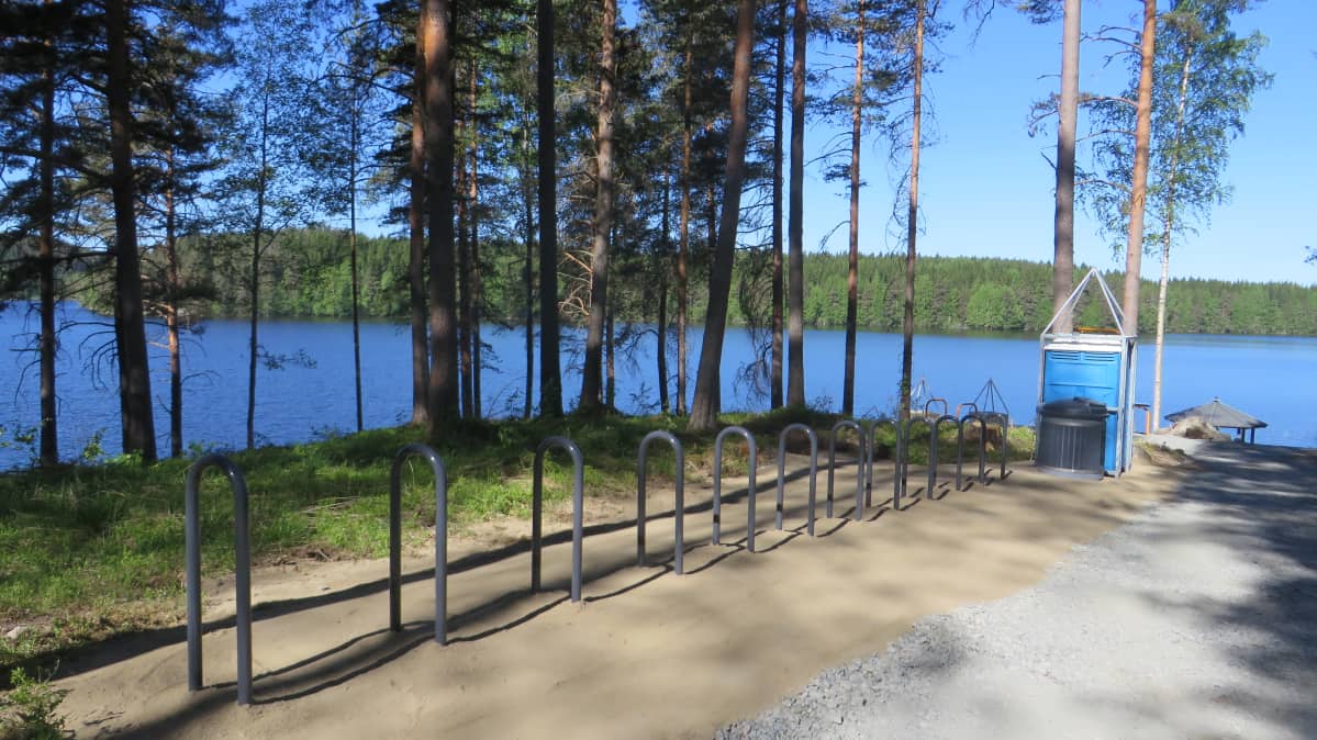Pyöräparkkeja, bajamaja ja roskis Paloniemen uimarannalla Kuopion Saaristokaupungissa.
