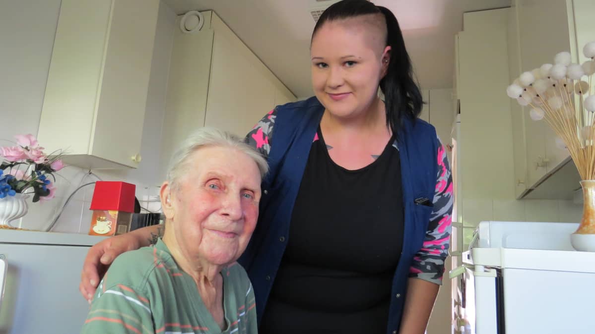 Kotihoidon asiakas Osmo Wessman ja kotihoitaja Anna Hietanen