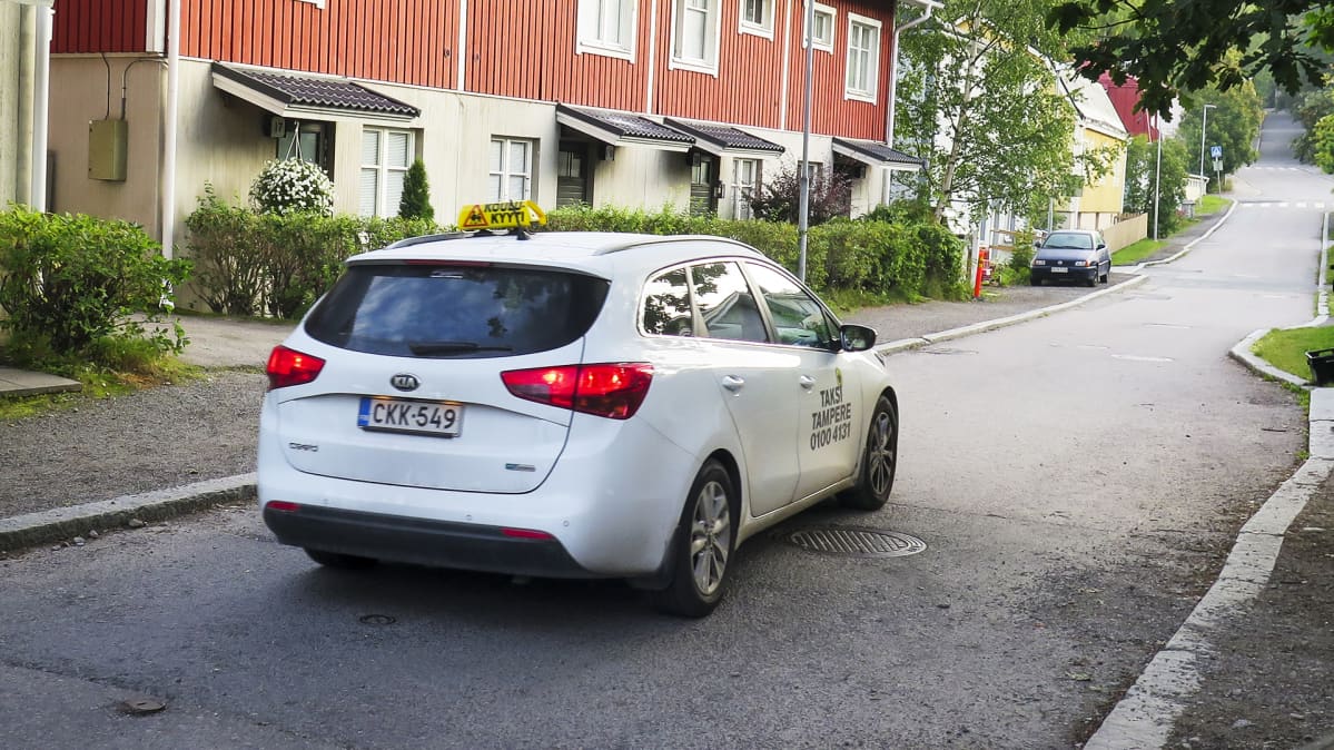 Taksi haki Peetu Siimeksen kotoa tiistaina ajoissa.
